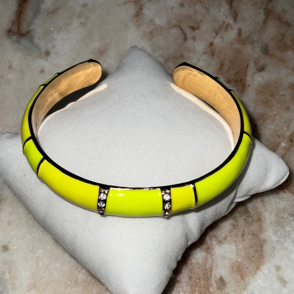 #52. VTG BRIGHT YELLOW ENAMEL GOLDTONE CUFF BRACELET W CLEAR RHINESTONE ACCENT - Picture 5 of 6